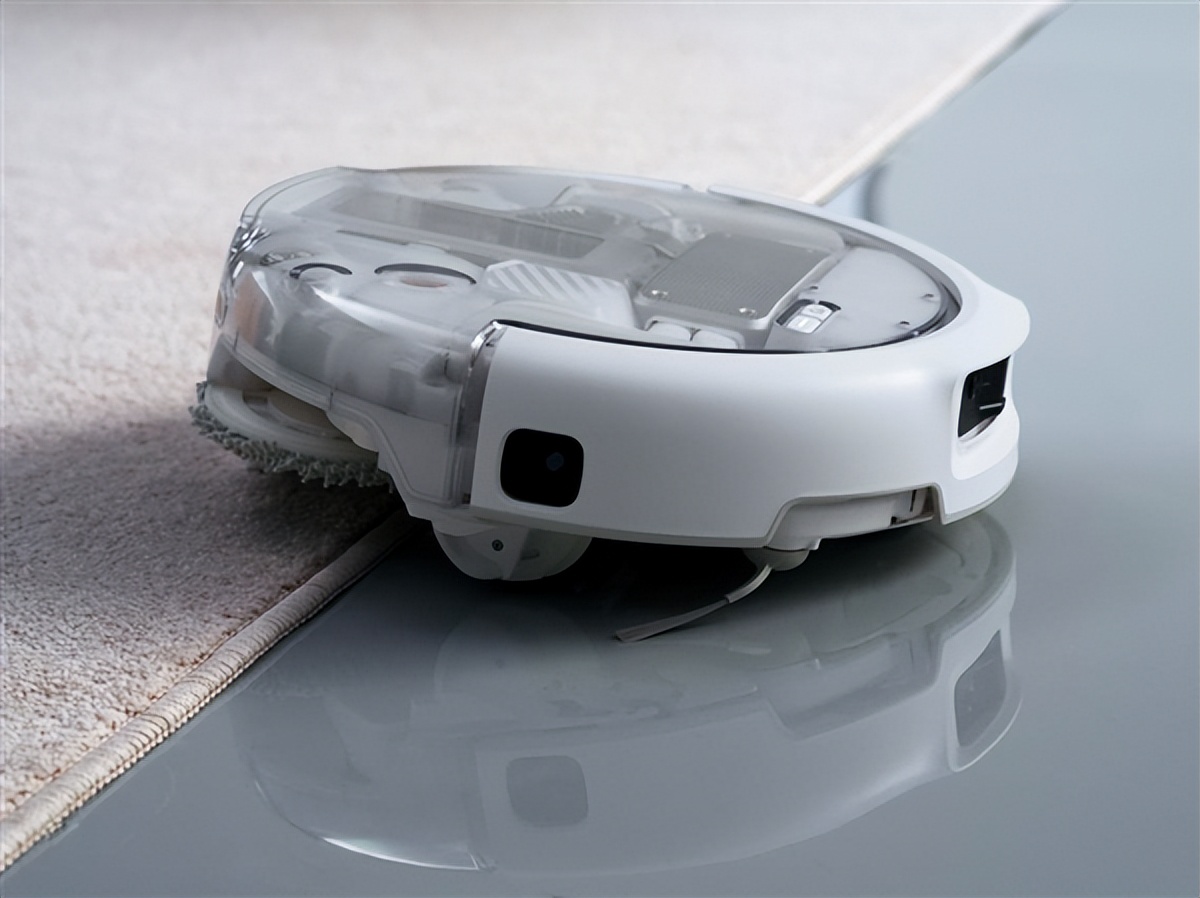 DJI ROMO 2 S&uuml;p&uuml;rme ve Paspas Robotu &middot; Robot, halı ve p&uuml;r&uuml;zs&uuml;z zeminlerin birleşim noktasındadır.jpeg
